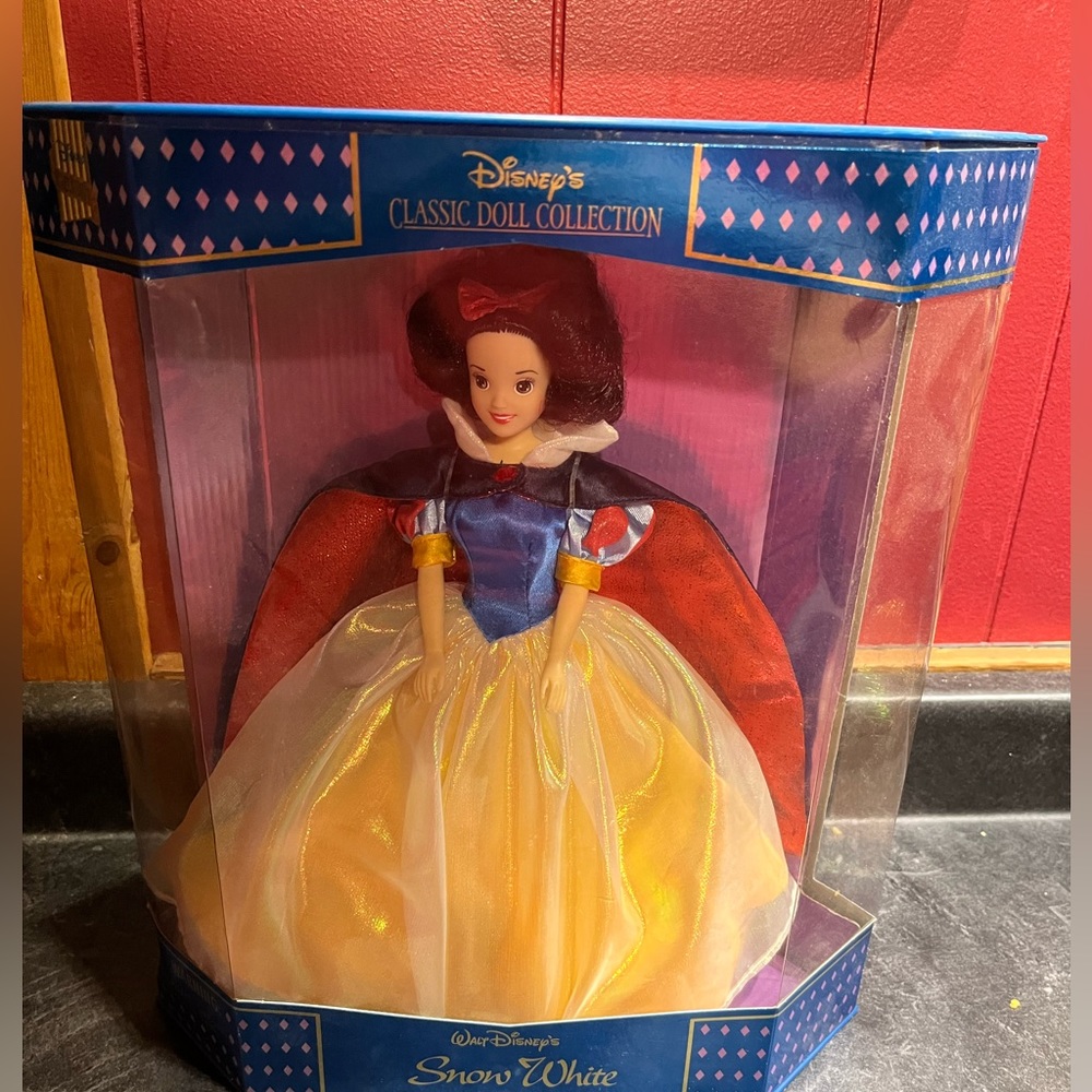 Snow White Disneys Classic Doll Collection